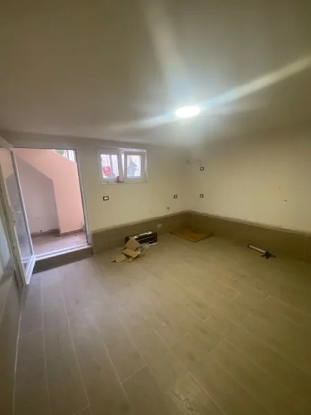 Tirane, jepet me qera Vile Kati 2, 335 m² 2.000 € (rruga e kavajes , 21 dhjetori)