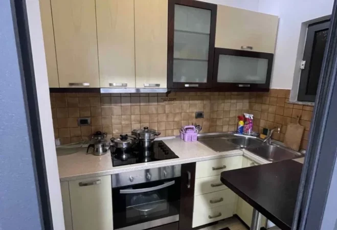Tirane, jepet me qera apartament 1+1 , 60 m² 500 € (RRUGA E DURRESIT)