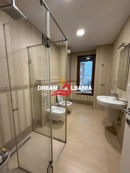 Tirane, jepet me qera zyre , 200 m² 3.000 € (Rruga e Kavajes)