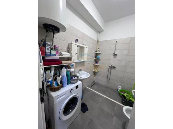 Tirane, jepet me qera apartament 1+1 Kati 1, 49 m² 400 € (Ali Demi, Kompleksi Mangalem)