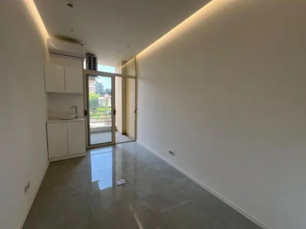 Tirane, jepet me qera zyre Kati 2, 140 m² 1.600 € (STACIONI TRENIT)