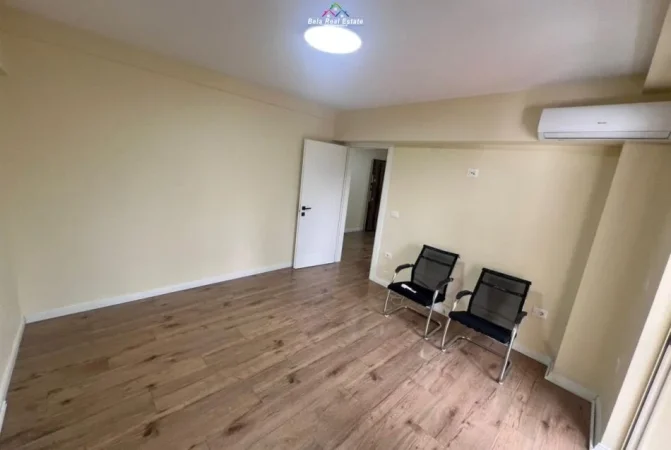 Tirane, jepet me qera zyre Kati 2, 80 m² 900 € (Qender)
