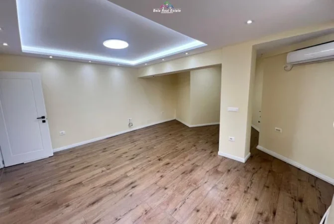 Tirane, jepet me qera zyre Kati 2, 80 m² 900 € (Qender)