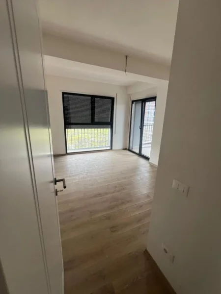 Tirane, jepet me qera zyre Kati 6, 100 m² 690 € 