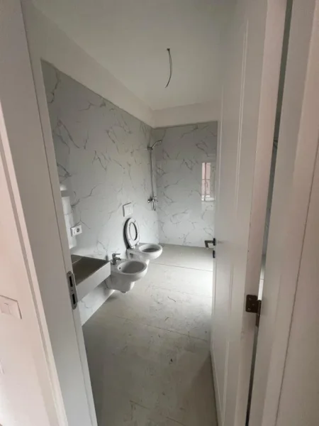 Tirane, jepet me qera zyre Kati 6, 100 m² 690 € 