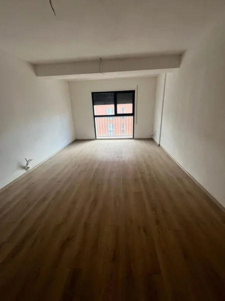 Tirane, jepet me qera zyre Kati 6, 100 m² 690 € 