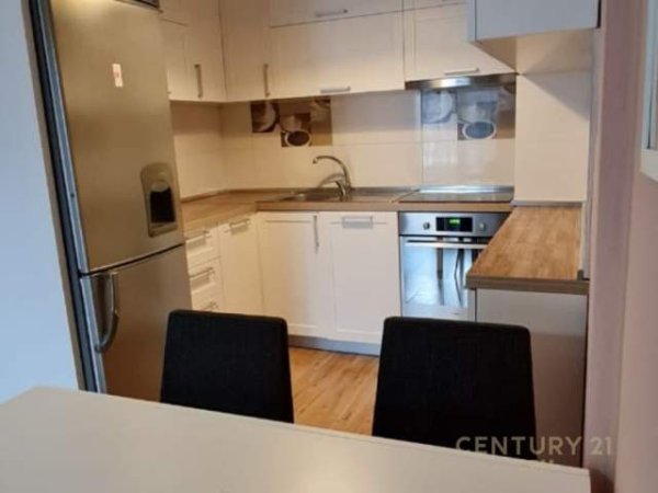 Tirane, jepet me qera apartament 1+1 Kati 14, 79 m² 600 Euro (Ish Ekspozita)