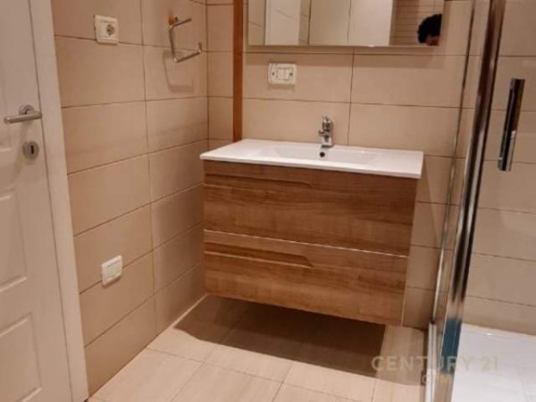 Tirane, jepet me qera apartament 1+1 Kati 14, 79 m² 600 Euro (Ish Ekspozita)