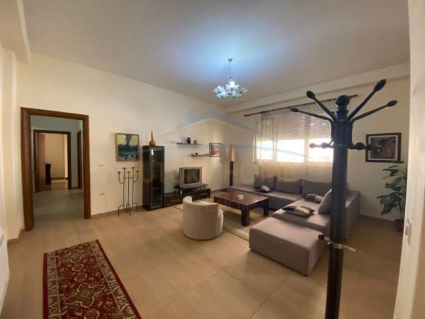 Tirane, jepet me qera apartament 2+1 Kati 2, 110 m² 800 Euro (Qender)