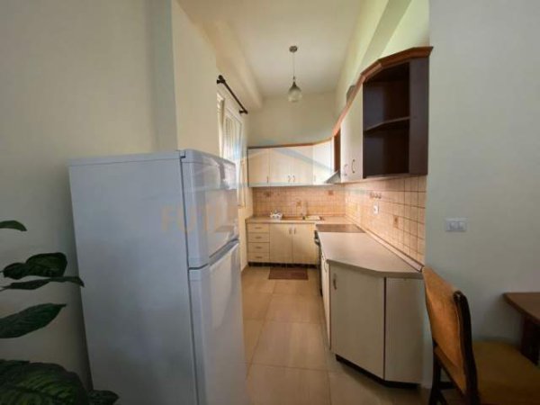 Tirane, jepet me qera apartament 2+1 Kati 2, 110 m² 800 Euro (Qender)