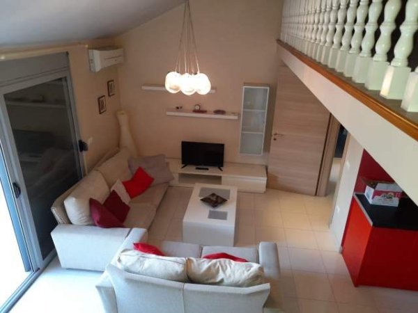 Tirane, jepet me qera apartament duplex Kati 4, 110 m² 450 Euro (Hamdi Sina)