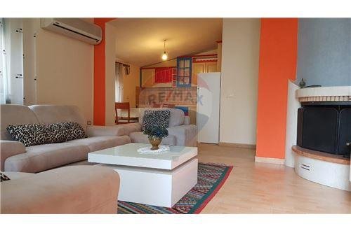 Tirane, jepet me qera Vile 2+1 Kati 3, 118 m² 500 Euro (Rruga Bill Clinton)