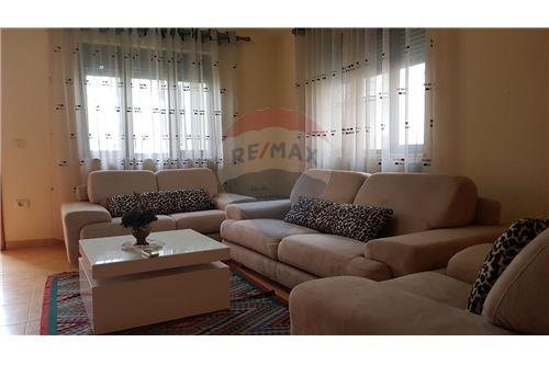 Tirane, jepet me qera Vile 2+1 Kati 3, 118 m² 500 Euro (Rruga Bill Clinton)