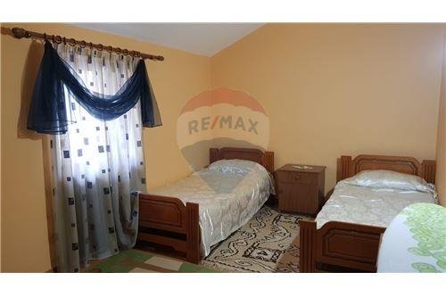 Tirane, jepet me qera Vile 2+1 Kati 3, 118 m² 500 Euro (Rruga Bill Clinton)