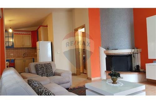 Tirane, jepet me qera Vile 2+1 Kati 3, 118 m² 500 Euro (Rruga Bill Clinton)