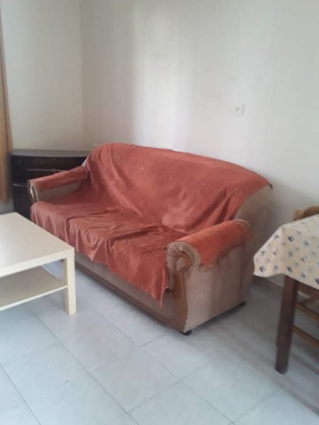 Tirane, jepet me qera Vile 1+1 Kati 3, 50 m² 22.000 Leke (150 m nga Spitali Ushtarak)