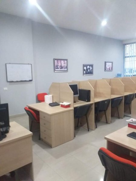 Tirane, jepet me qera ambjent biznesi Kati 0, 100 m² 1.100 Euro (Rruga Vace Zela)