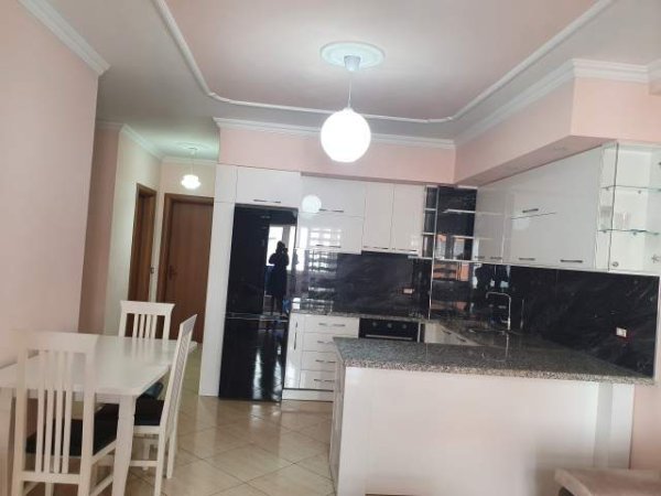 Tirane, jepet me qera apartament 2+1+BLK Kati 5, 370 Euro (PERBALLECASA ITALIA)