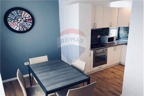 Tirane, jepet me qera apartament 2+1+BLK Kati 4, 82 m² 650 Euro (Ishekspozita Myslym Shyri)
