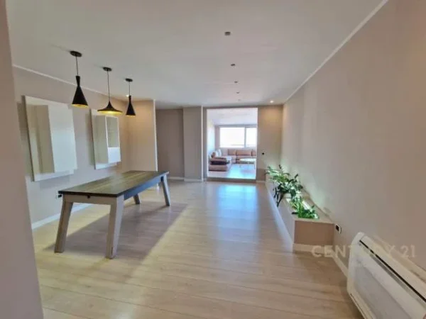 Tirane, jepet me qera apartament 2+1+BLK Kati 12, 165 m² 1.200 Euro (Rruga: Ibrahim Rugova, Ish Blloku)
