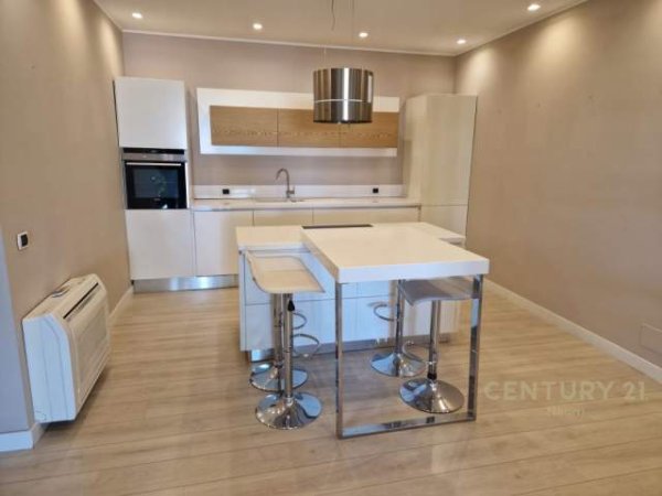 Tirane, jepet me qera apartament 2+1+BLK Kati 12, 165 m² 1.200 Euro (Rruga: Ibrahim Rugova, Ish Blloku)