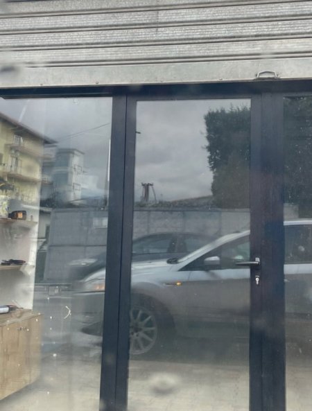 Tirane, jepet me qera dyqan Kati 0, 24 m² 400 € (YZBERISHT)