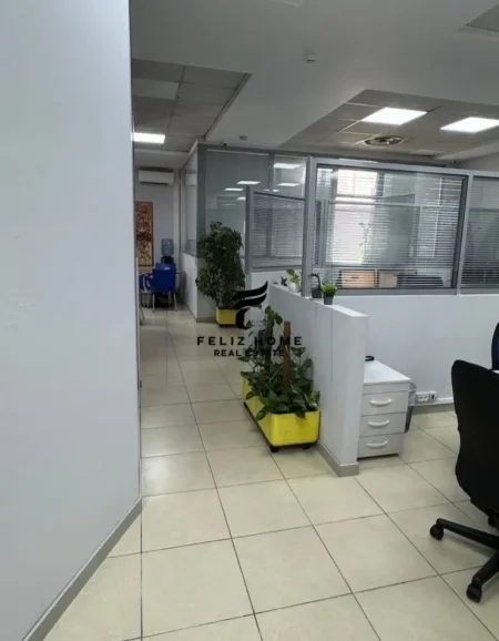 Tirane, jepet me qera zyre Kati 2, 916 m² 18.000 € (RRUGA E KAVAJES)