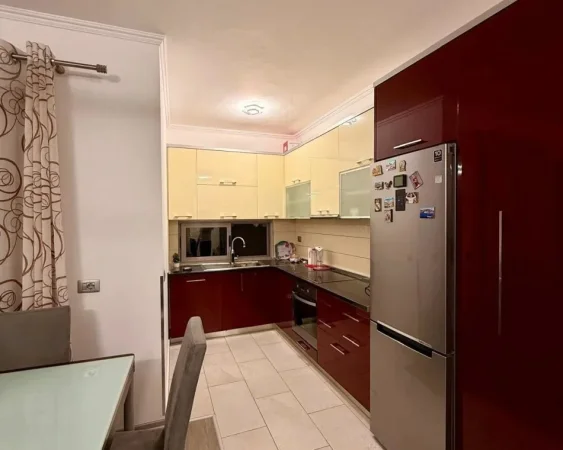 Tirane, jepet me qera apartament 2+1 Kati 4, 95 m² 600 € (kinostudio)