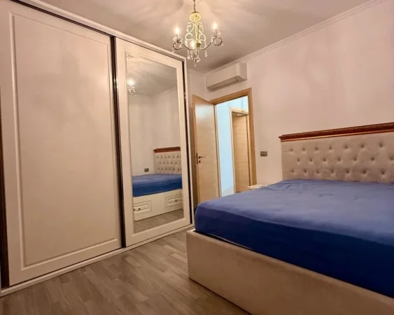 Tirane, jepet me qera apartament 2+1 Kati 4, 95 m² 600 € (kinostudio)