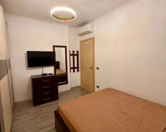 Tirane, jepet me qera apartament 2+1 Kati 4, 95 m² 600 € (kinostudio)