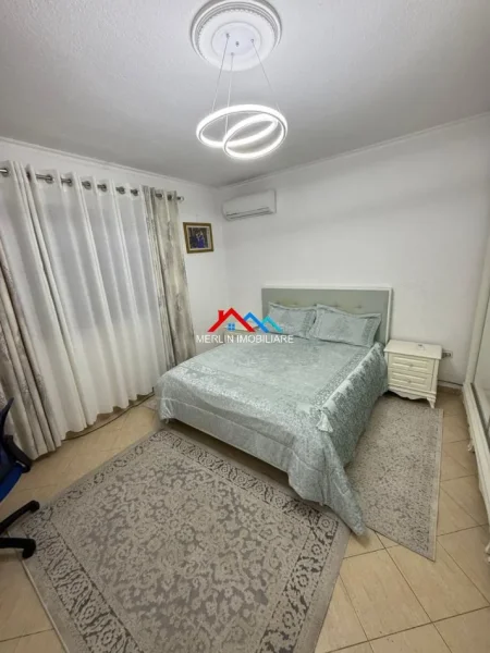 Tirane, jepet me qera apartament 1+1+Ballkon Kati 1, 85 m² 520 € (RRUGA 5 MAJI)