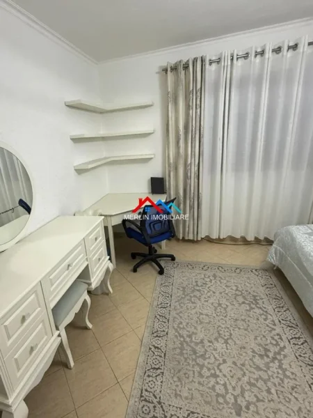Tirane, jepet me qera apartament 1+1+Ballkon Kati 1, 85 m² 520 € (RRUGA 5 MAJI)