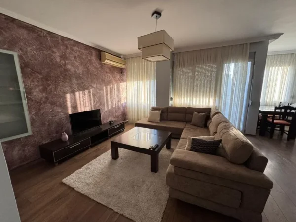 Tirane, jepet me qera apartament 1+1 Kati 8, 120 m² 800 € (selvia)