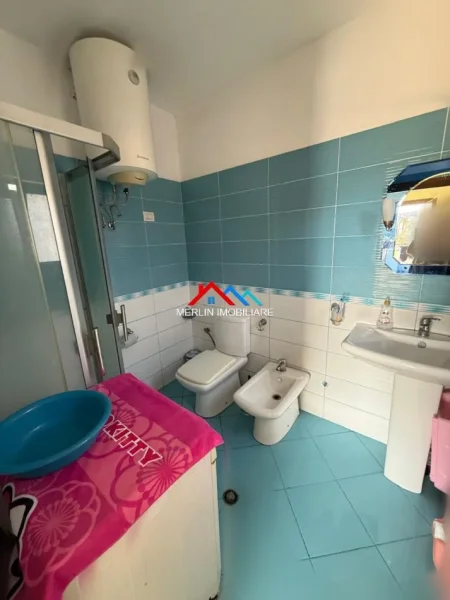 Tirane, jepet me qera Vile 1+1+Ballkon Kati 2, 160 m² 930 € (RRUGA 5 MAJI)