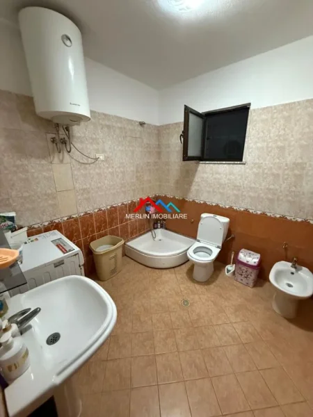 Tirane, jepet me qera Vile 1+1+Ballkon Kati 2, 160 m² 930 € (RRUGA 5 MAJI)