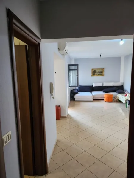 Tirane, jepet me qera apartament 2+1 Kati 4, 90 m² 500 € (kamez)