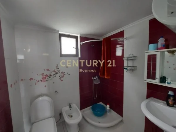 Tirane, jepet me qera apartament 3+1+Ballkon Kati 1, 150 m² 450 € (laprake)