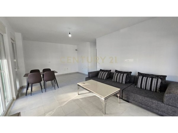Tirane, jepet me qera apartament 2+1+Ballkon Kati 3, 117 m² 500 € (5 maji)