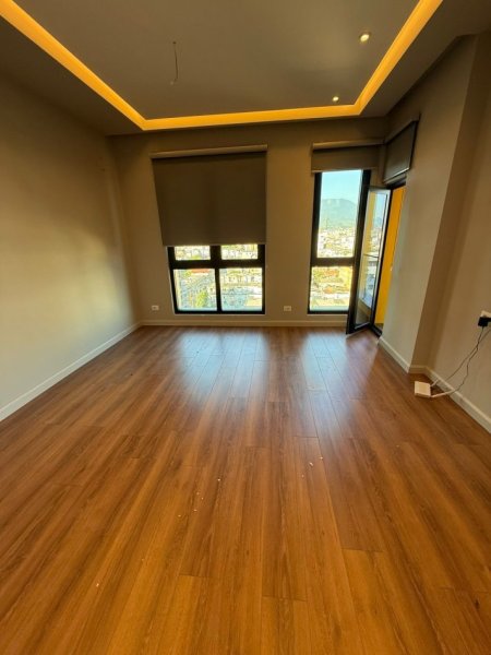 Tirane, jepet me qera ambjent biznesi Kati 11, 45 m² 450 € 