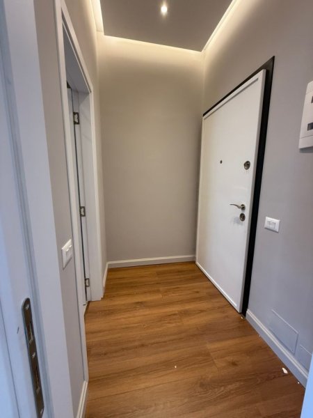 Tirane, jepet me qera ambjent biznesi Kati 11, 45 m² 450 € 