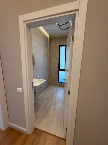 Tirane, jepet me qera ambjent biznesi Kati 11, 45 m² 450 € 