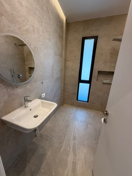 Tirane, jepet me qera ambjent biznesi Kati 11, 45 m² 450 € 