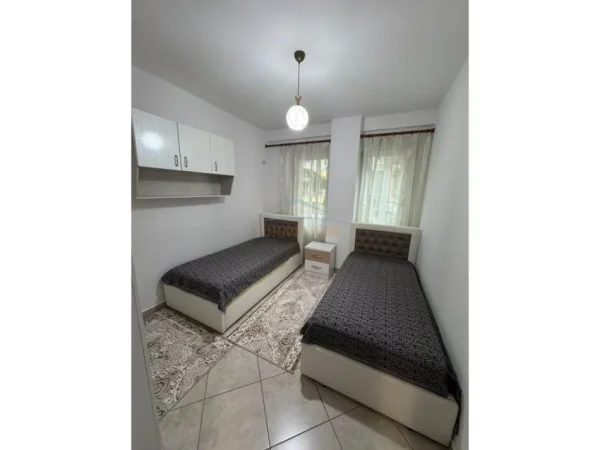 Tirane, jepet me qera apartament 2+1+Ballkon Kati 1, 80 m² 600 € (5 MAJI)