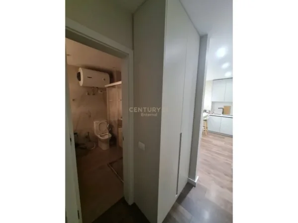 Tirane, jepet me qera apartament 1+1+Ballkon Kati 4, 90 m² 500 € (pallatet cabej)