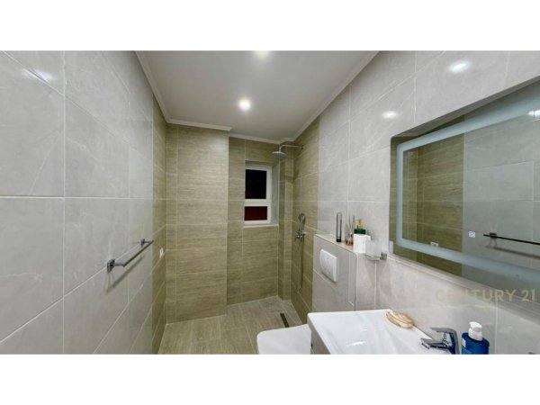 Tirane, jepet me qera apartament 1+1+Ballkon Kati 3, 50 m² 500 € (rruga e dibres)