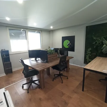 Rr Kavajes jepet zyre me 3 studio, 1 koridor dhe 1 tualet. Kati 4, 114 m² (700 €/muaj neto)