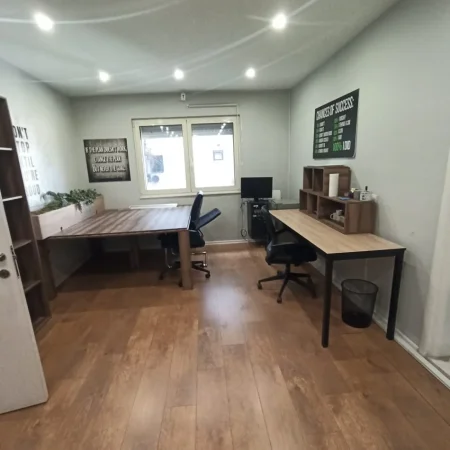 Rr Kavajes jepet zyre me 3 studio, 1 koridor dhe 1 tualet. Kati 4, 114 m² (700 €/muaj neto)