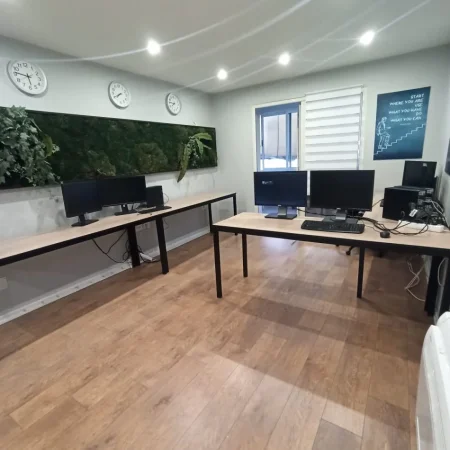 Rr Kavajes jepet zyre me 3 studio, 1 koridor dhe 1 tualet. Kati 4, 114 m² (700 €/muaj neto)