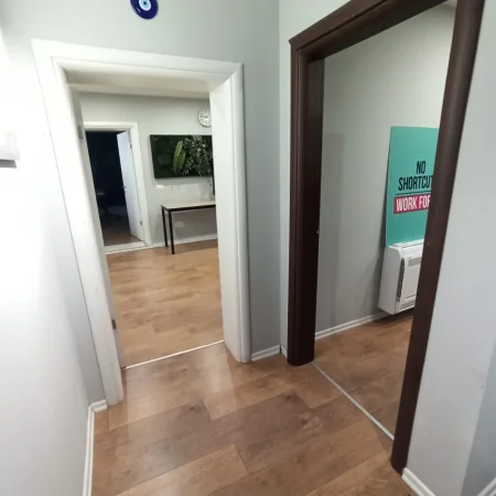 Rr Kavajes jepet zyre me 3 studio, 1 koridor dhe 1 tualet. Kati 4, 114 m² (700 €/muaj neto)