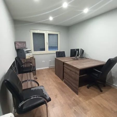 Rr Kavajes jepet zyre me 3 studio, 1 koridor dhe 1 tualet. Kati 4, 114 m² (700 €/muaj neto)